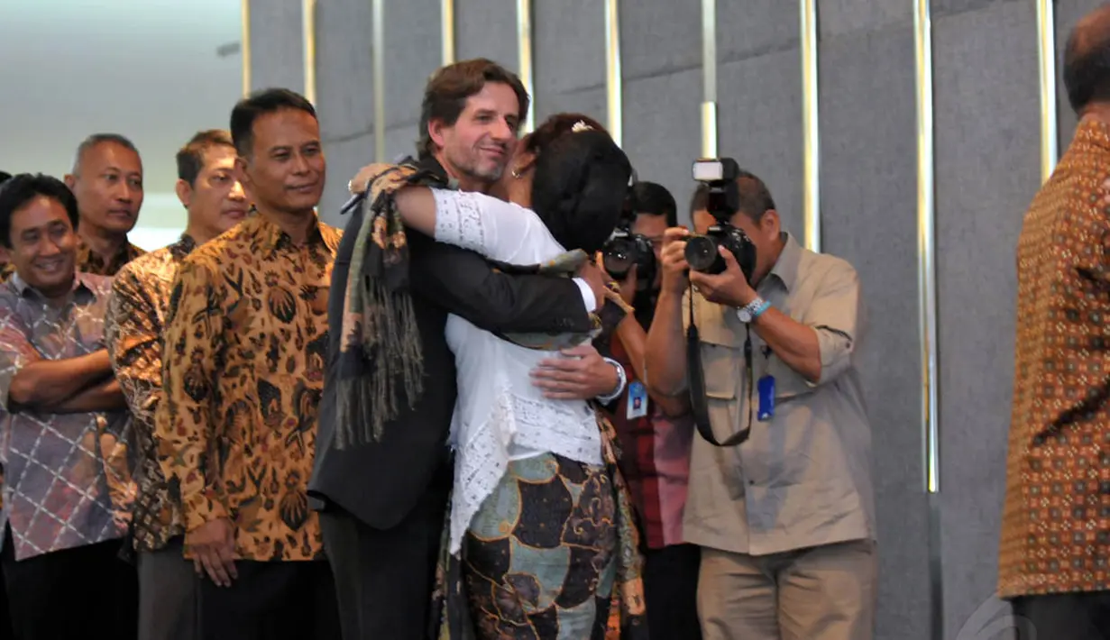 Mantan suami Susi Pudjiastuti, Daniel Kaiser, menyempatkan diri hadir dan mengucapkan selamat di Gedung Mina Bahari III, Jakarta, Rabu (29/10/2014). (Liputan6.com/Panji Diksana)