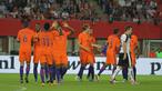 Para pemain Belanda merayakan gol yang dicetak ke gawang Austria pada laga ujicoba di Stadion Ernst Happel, Austria Minggu (5/6/2016) dini hari WIB. Austria takluk 0-2 dari Belanda. (Bola.com/Reza Khomaini)