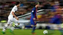 Penyerang Barcelona, Lionel Messi, berusaha melewati pemain Gladbach. Barcelona menguasai jalannya pertandingan dengan penguasaan bola mencapai 68 persen. (Reuters/Albert Gea)