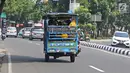 Sejumlah warga menaiki bak terbuka motor roda tiga menuju Kebun Binatang Ragunan di kawasan Jakarta, Minggu (9/6/2019). Masyarakat memanfaatkan motor roda tiga untuk bepergian saat libur lebaran karena dianggap lebih hemat biaya. (Liputan6.com/Herman Zakharia)