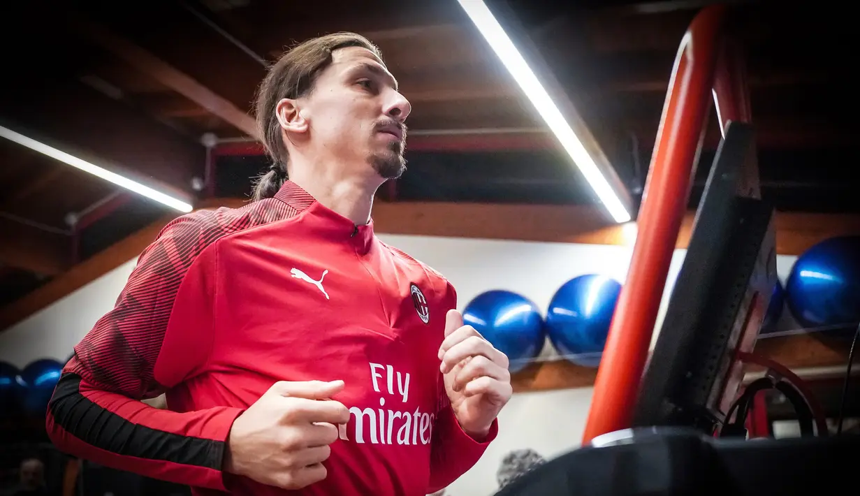 Zlatan Ibrahimovic berlatih di pusat olahraga AC Milan Milanello, Italia, Kamis (2/1/2020). Ibrahimovic didapat secara gratis oleh AC Milan pada bursa transfer musim dingin dari klub asal Amerika Serikat, LA Galaxy. (Claudio Furlan/LaPresse via AP)