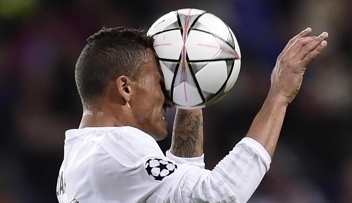 Bek Real Madrid, Danilo, menyundul bola saat melawan AS Roma dalam laga leg kedua babak 16 besar Liga Champions di Stadion Santiago Bernabeu, Madrid, (8/3/2016). (AFP/Javier Soriano)