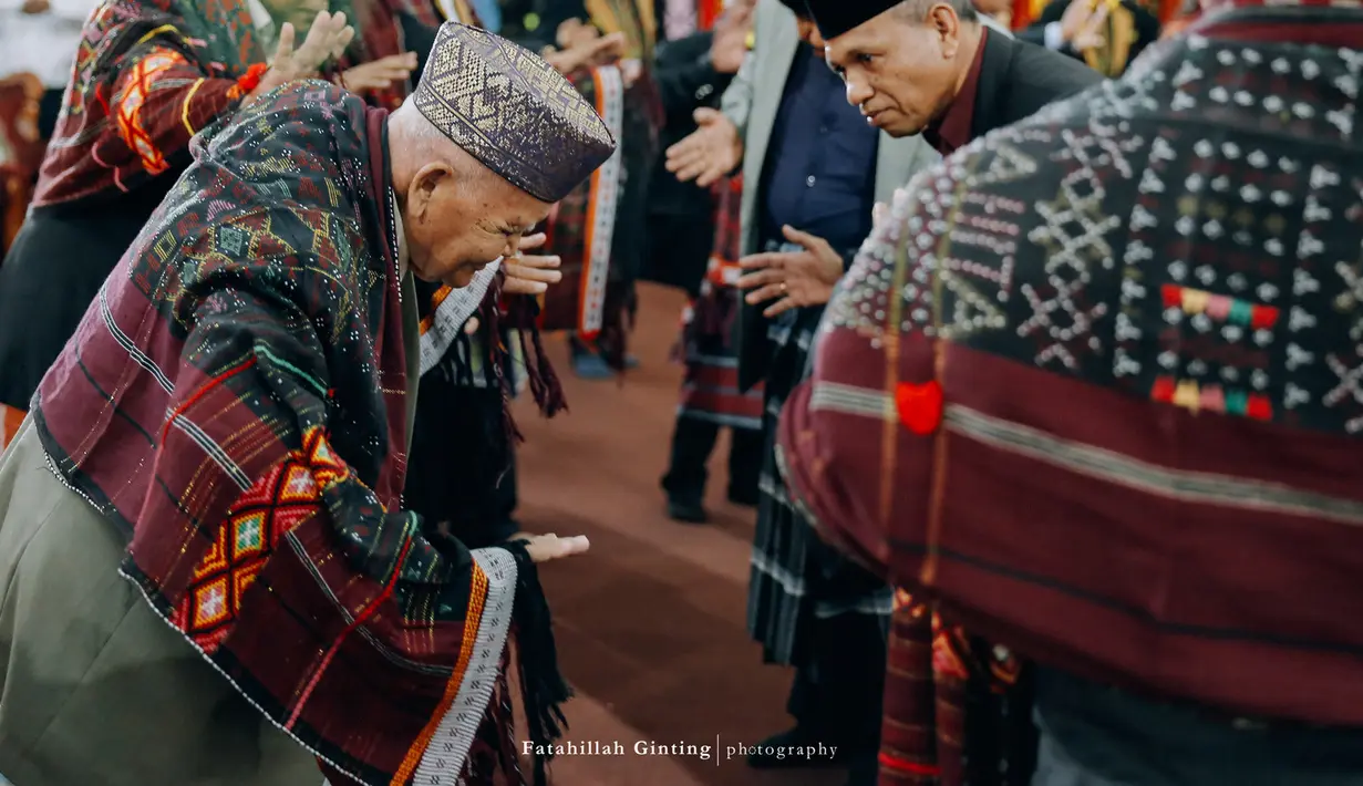 Doli Sinomba Siregar, paman Bobby bertindak sebagai Suhut mengatakan, acara adat yang akan dipenuhi dengan Harojoan, Notoras, Suhut, Anak Boru, dan Raja-Raja ini akan dibuka oleh tokoh adat Nasution. (Foto: Fatahillah Ginting Fotography Medan)