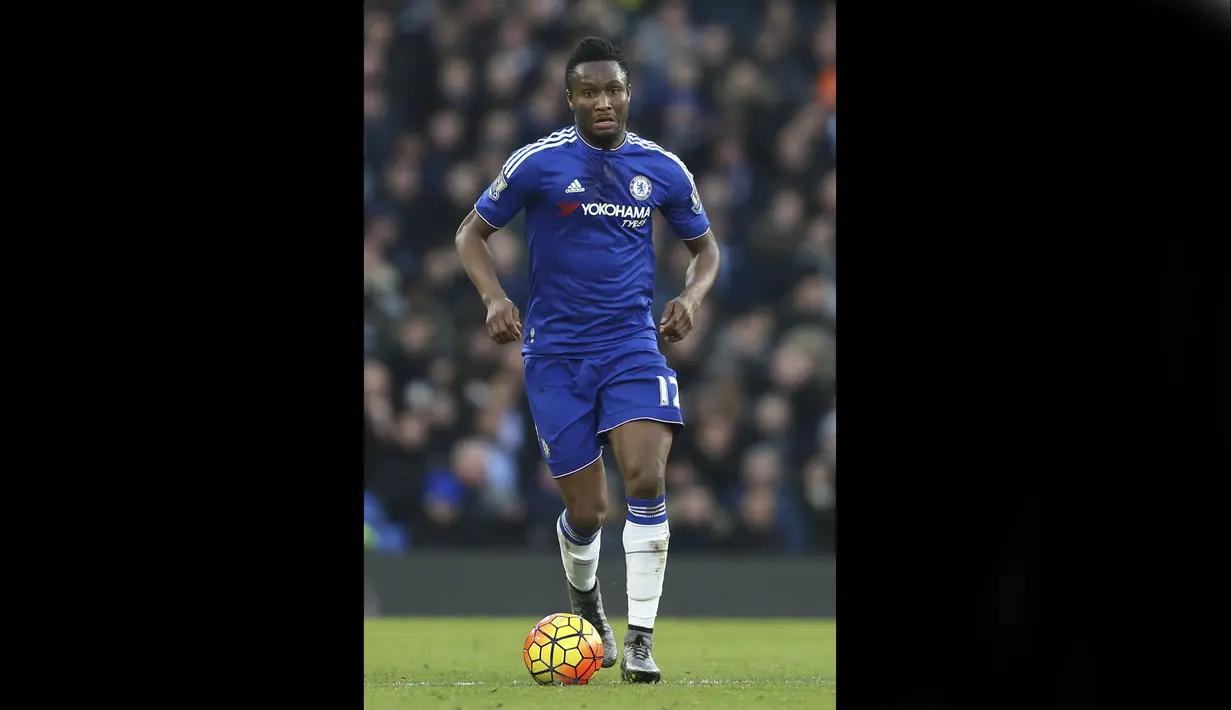 John Obi Mikel dikenal sebagai salah satu gelandang bertahan terbaik yang pernah dimiliki Chelsea. Dia menyatakan pensiun dari sepak bola pada bulan September di usia 35 tahun. Mikel meraih kesuksesan besar saat bermain untuk Chelsea. Sepanjang satu dekade berkarier di Stamford Bridge, Mikel meraih Liga Champions, Liga Europa dan Premier League. (AFP/Justin Tallis)