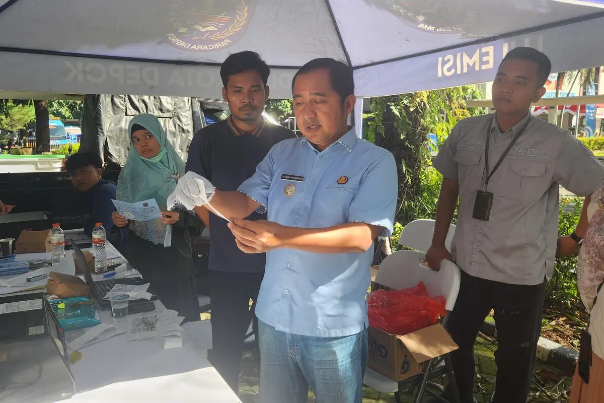 Wakil Wali Kota Depok, Chandra Rahmansyah melakukan uji emisi kendaraan di Balai Kota Depok.