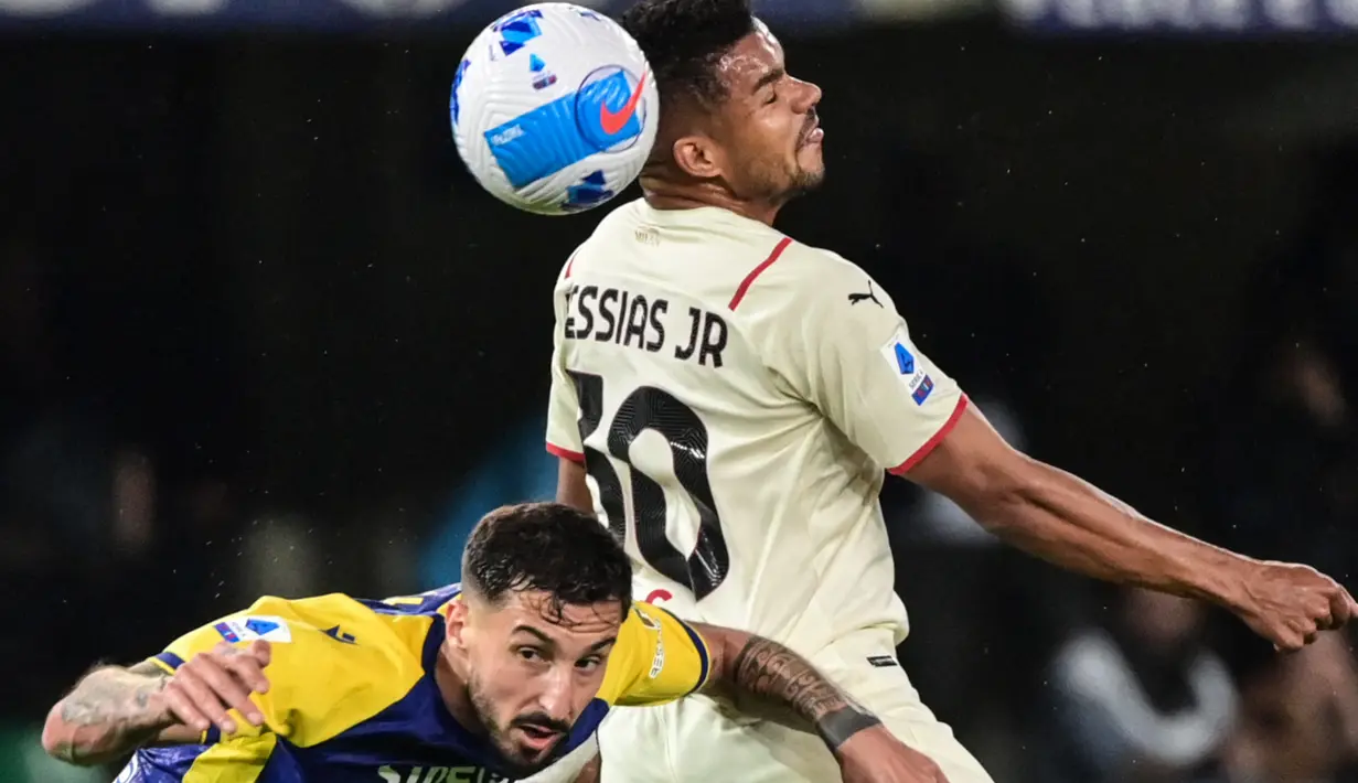 <p>Bek Hellas Verona Federico Ceccherini dan gelandang AC Milan Junior Messias melakukan sundulan saat berebut bola pada laga pekan ke-36 Liga Italia musim 2021-22 di Stadion Marcantonio Bentegodi, Senin (9/5/2022) dini hari WIB. AC Milan kembali merebut puncak klasemen Liga Italia dari tangan Inter Milan usai menaklukkan Hellas Verona 3-1. (MIGUEL MEDINA / AFP)</p>