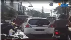 Aldhia Muhammad Gardesi (21) tak berkutik saat terjebak lampu merah diperempatan Jalan Tamblong, Asia Afrika.