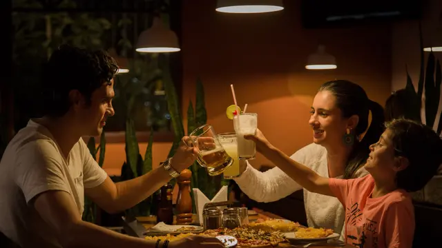 Ilustrasi makan bersama keluarga, buka puasa