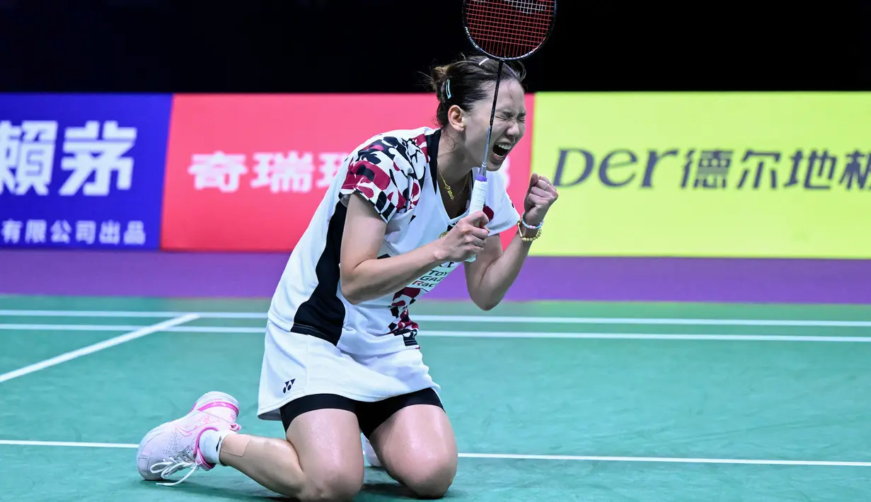 Selebrasi pemain tunggal putri Thailand, Pornpawee Chochuwong setelah mengalahkan wakil Indonesia, Putri Kusuma Wardani pada laga Grup B Kejuaraan Bulu Tangkis beregu campuran Piala Sudirman 2023 di Suzhou Olympic Center, China, Kamis (18/5/2023). Sempat merebut game pertama, Putri KW akhirnya menyerah dalam tiga game, 21-15, 14-21 dan 17-21. (AFP/Wang Zhao)