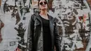Dikenal modis, Luna Maya selalu tampil all-out di setiap kesempatan. Luna tampil keren mengenakan jaket kulit. Jaket kulit itu juga terlihat dipadukan dengan inner hitam serta celana legging warna senada. (Instagram/lunamaya)