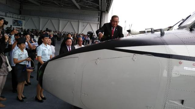 Menteri Pertahanan RI Ryamizard Ryacudu menyaksikan penyerahan dua unit pesawat NC212i dari PT Dirgantara Indonesia kepada Angkatan Udara Philipina, Selasa (26/6/2018). (PTDI)