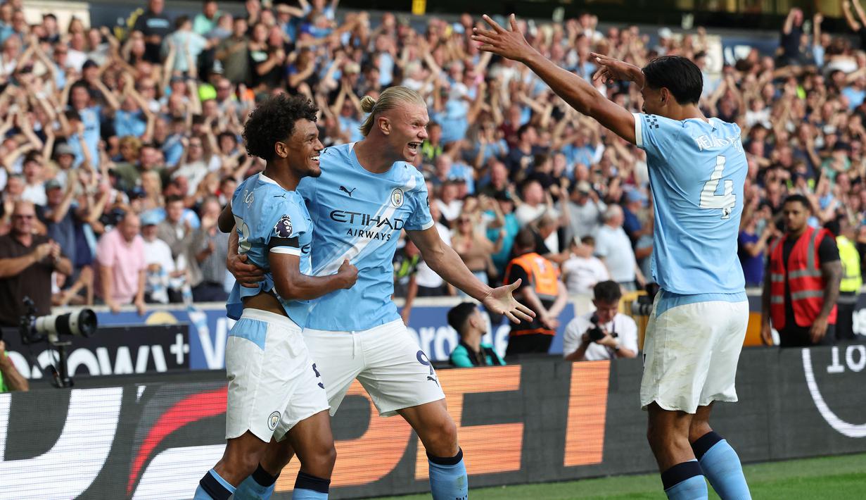 Pemain Manchester City, Tijjani Reijnders (kanan) merayakan gol yang dicetak oleh Erling Haaland dalam laga Liga Inggris 2025/2026 di Molineux stadium, Wolverhampton, Inggris, Sabtu (16/08/2025) waktu setempat. (AFP/Darren Staples)