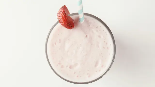 Ilustrasi Smoothie Stroberi dan Yogurt