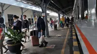 Para penupang bersiap naik kereta api di Stasiun Jember (Istimewa)
