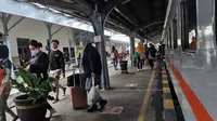 Para penupang bersiap naik kereta api di Stasiun Jember (Istimewa)