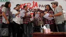 Cagub DKI Jakarta, Basuki Tjahaja Purnama (Ahok) bersama para musisi bernyanyi bersama lagu "Gara-Gara Ahok" di Rumah Lembang, Jakarta, Rabu (25/1). Kedatangan para musisi papan atas itu untuk menyatakan dukungan kepada Ahok. (Liputan6.com/Gempur M Surya)