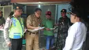 Petugas mendata warga Kalijodo di Kecamatan Penjaringan, Jakarta, Kamis (18/2). Warga sudah diberi imbauan agar pindah ke Rusun bagi yang memiliki KTP DKI karena Pemprov DKI akan melakukan penggusuran di lokalisasi tersebut. (Liputan6.com/Gempur M Surya)