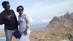 Mantan Gubernur DKI Jakarta, Djarot Saiful Hidayat dan istri, Happy Farida berpose saat berlibur di Pulau Padar, Taman Nasional Komodo, NTT (17/10). Djarot dan keluarga menikmati liburan bersama kemarin Senin. (instagram/@happydjarot)