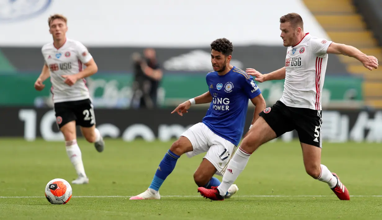 Penyerang Leicester City, Ayoze Perez berebut bola dengan pemain Sheffield United, Jack O'Connell dalam lanjutan Liga Inggris pekan ke-36 di Stadion King Power, Kamis (16/7/2020). Leicester City sukses menggulung tamunya, Sheffield United dengan skor 2-0. (David Davies/Pool via AP)