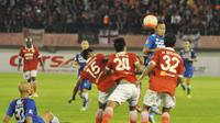 Duel bergengsi Persija Jakarta kontra Persib Bandung berakhir imbang tanpa gol di Stadion Manahan, Solo, Sabtu (5/11/2016). (Bola.com/Romi Syahputra)