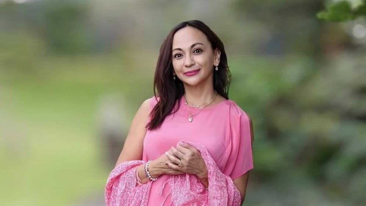 5 Potret Cantik Gladys Suwandhi di Usia 55 Tahun, Selalu Awet Muda dan Makin Memesona