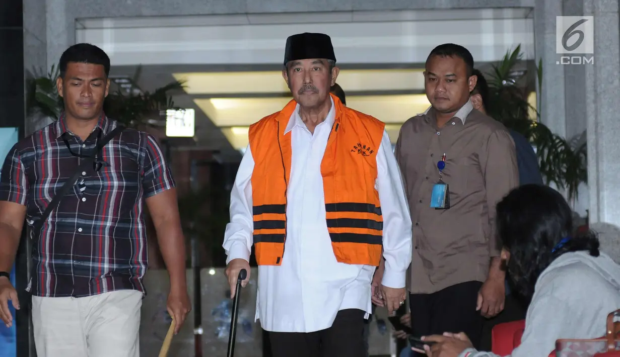 Bupati Bandung Barat, Abubakar (tengah) berjalan meninggalkan gedung KPK usai menjalani pemeriksaan, Jakarta, Kamis (12/4). KPK resmi menahan Abubakar sebagai tersangka kasus dugaan suap di Pemkab Bandung Barat. (Liputan6.com/Helmi Fithriansyah)