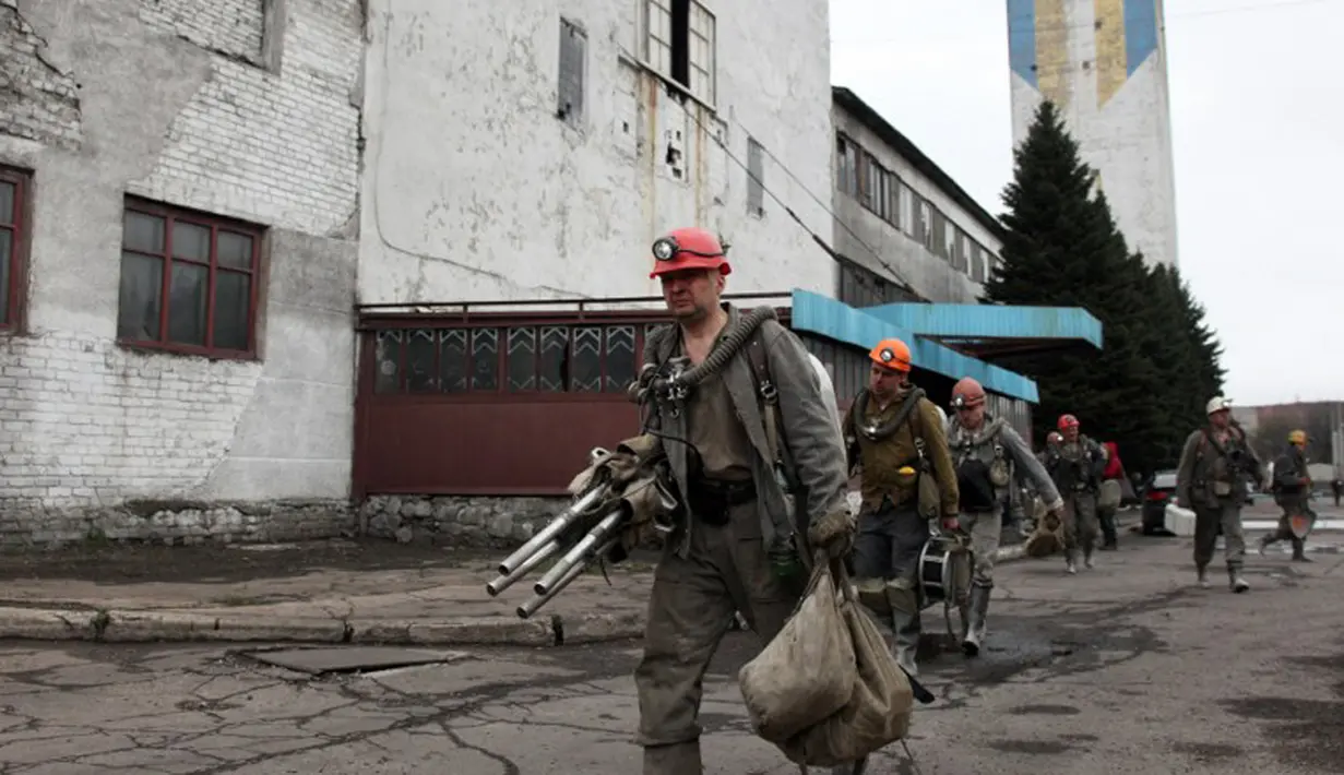 Dengan peralatan lengkap, tim penyelamat melakukan evakuasi pasca ledakan tambang batubara Skochynskyy di kota Donetsk, Ukraina Timur pada 11 April 2014. (AFP PHOTO/Anatoliy Stepanov)