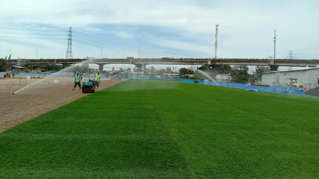 Pada Jumat 23 Oktober 2020, sebanyak dua lapangan latih Jakarta International Stadium (JIS) sudah mulai dilakukan pemasangan rumput hybrid berstandar internasional pertama di Indonesia.
