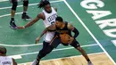 Pemain Boston Celtics, Jae Crowder, menghadang pergerakan pemain Atlanta Hawks, Kent Bazemore (24), pada laga play off NBA di TD Garden, Sabtu (23/4/2016) WIB. (Reuters/David Butler II-USA TODAY Sports)