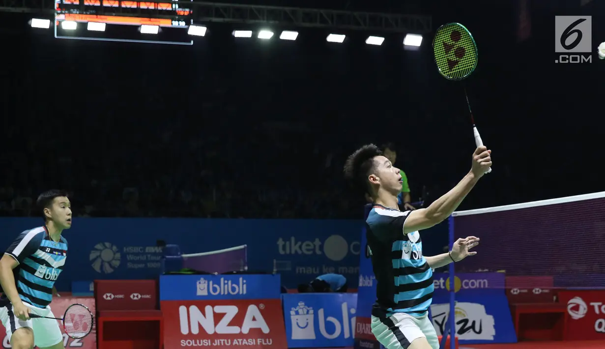 Ganda putra Indonesia, Marcus F Gideon/Kevin Sanjaya Sukomuljo mengembalikan kok ke Ong Yew Sin/Teo Ee Yi (Malaysia) di 16 besar Indonesia Open 2018, Istora GBK, Jakarta, Kamis (5/7). Kevin/Marcus unggul 21-18, 21-12. (Liputan6.com/Helmi Fithriansyah)