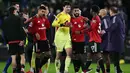 Reaksi penjaga gawang Manchester United asal Belgia, Senne Lammens (tengah) setelah pertandingan pekan ke-27 Liga Primer Inggris 2025/2026 melawan Everton di Stadion Hill Dickinson, Liverpool, barat laut Inggris, Senin 23 Februari 2026 waktu setempat atau Selasa 24 Februari 2026 dini hari WIB. Manchester United sukses memetik kemenangan di pertandingan pekan ke-27 Premier League 2025/2026. (Paul ELLIS/AFP)