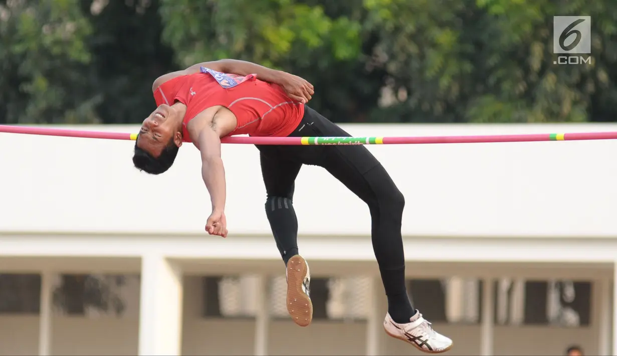 Atlet lompat tinggi putra DKI Jakarta, Rizky Ghusyafa saat melakukan lompatan pemecahan rekor pada Kejurnas Atletik di Stadion Madya Senayan, Jakarta, Selasa (8/5). Rizky gagal melampaui lompatan setinggi 2,16 meter. (Liputan6.com/Helmi Fithriansyah)