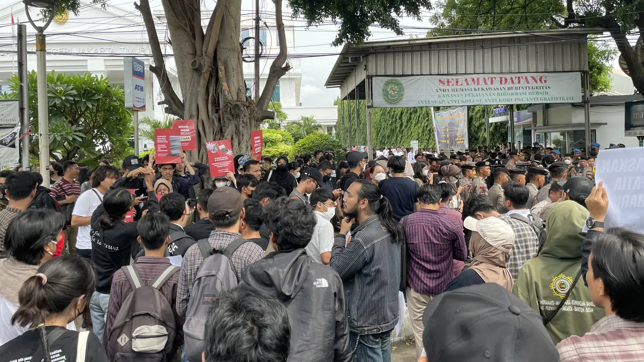 Ratusan orang geruduk PN Jakarta Timur jelang sidang putusan kasus dugaan pencemaran nama baik Luhut Binsar Pandjaitan dengan terdakwa Haris Azhar dan Fatia.