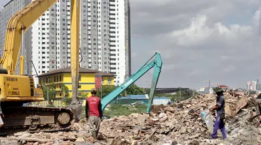 Situasi penggusuran pemukiman di pinggir Waduk Pluit, Penjaringan, Jakarta, Minggu (11/1/2015). (Liputan6.com/Faizal Fanani)