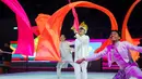 <p>Penampilan penyanyi dan penari saat upacara pembukaan Kejuaraan Dunia Gimnastik 2025 yang berlangsung di Indonesia Arena, Senayan, Jakarta, Minggu (19/10/2025). (Bola.com.Bagaskara Lazuardi)</p>
