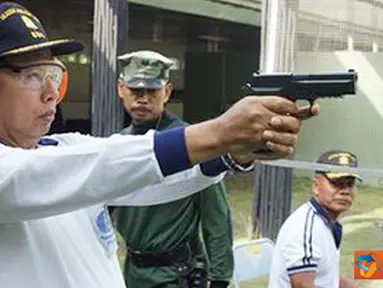 Citizen6, Surabaya: Komandan Puspenerbal Juanda Laksma TNI Sugianto, menjelaskan latihan dan asah ketajaman menembak sasaran ini penting bagi para pilot maupun air crew dari Puspenerbal. (Pengirim: Idwan Dwi Jefri)