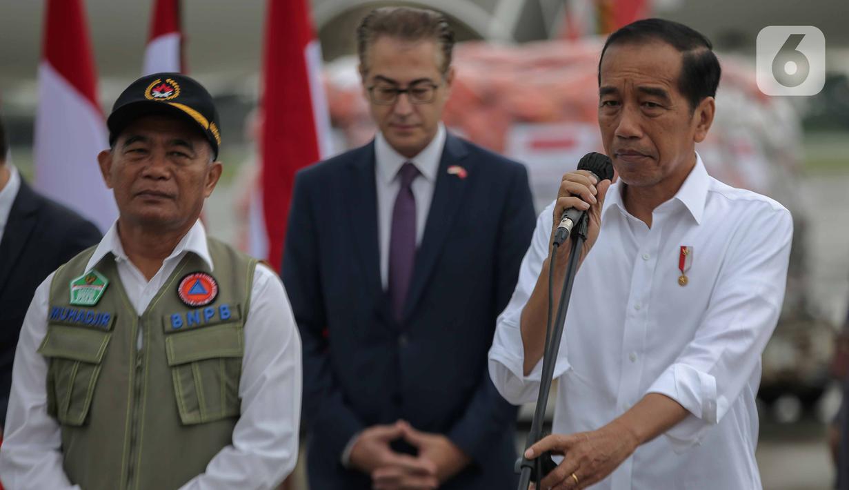 Presiden Joko Widodo memberikan keterangan saat melepas bantuan tahap tiga untuk penanganan gempa di Turki dan Suriah di di Base Ops Lanud Halim Perdana Kusuma, Jakarta, Selasa (21/2/2023). Bantuan Logistik dari Pemerintah Indonesia dibawa menggunakan pesawat ke Turki dan dua pesawat ke Suriah. Bantuan akan langsung diberikan kepada pemerintah negara tersebut. (Liputan6.com/Faizal Fanani)