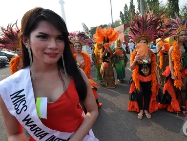 Ratusan waria ikut semarakkan acara Karnaval Seni Budaya DKI Jakarta, Minggu (2/11/2014). (Liputan6.com/Miftahul Hayat)