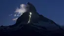 Cahaya lampu terlihat dari kejauhan di puncak gunung Matterhorn, Zermatt, Swiss, Senin (13/7/2015). Lebih dari 500 orang telah tewas, saat berusaha menaklukan gunung ini. Zermatt, Swiss, 13 Juli 2015. (REUTERS/Denis Balibouse)
