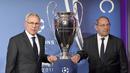 Amancio Amaro Varela (kiri) bersama mantan Real Madrid Francisco Gento berpose di dekat trofi Liga Champions UEFA pada 27 April 2015 saat presentasi resmi di balai kota Rotes Rathaus di Berlin. Amancio memainkan peran penting saat Spanyol dinobatkan sebagai juara Eropa pada tahun 1964, finis ketiga dalam pemungutan suara Ballon d'Or tahun itu. (AFP/Tobias Schwarz)