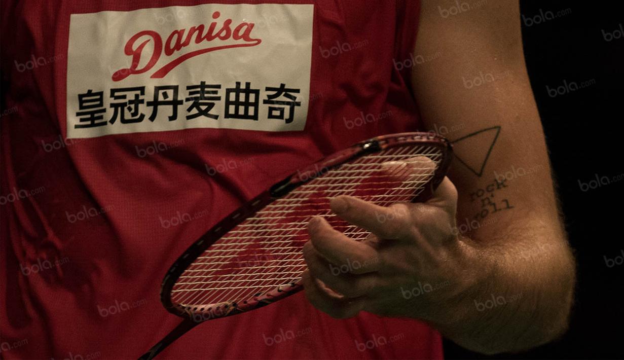 Selain itu Jan O Jorgensen sepertinya memang menyukai aliran musik rock n roll, terlihat dari tatonya yang ada di sekitar siku tangan kiri, dimana terdapat tulisan rock n roll. (Bola.com/Vitalis Yogi Trisna)