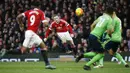 Striker MU, Wayne Rooney, melepaskan tendangan ke gawang Southampton dalam lanjutan Liga Inggris di Stadion Old Trafford, Manchester, Sabtu (23/1/2016). (Reuters/Andrew Yates)