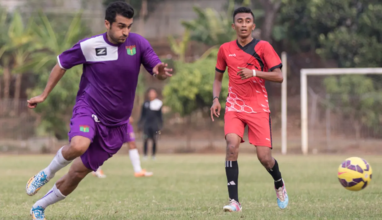 Pemain Persita Tangerang, Javad Moradi mengejar bola saat ujicoba melawan PSAU di Lapangan Sutasoma, Jakarta, Jumat (21/8/2015). Persita mengalahkan PSAU dengan skor 1-0. (Bola.com/Vitalis Yogi Trisna)