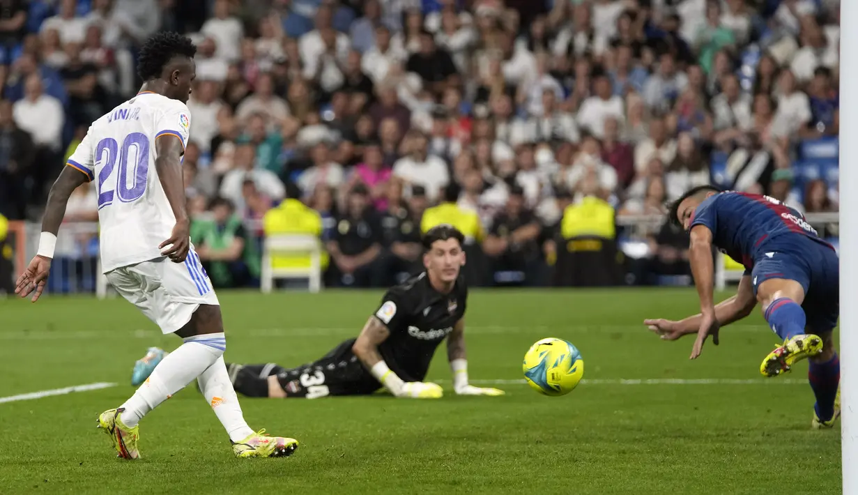 Pemain Real Madrid Vinicius Junior (kiri) mencetak gol ke gawang Levante pada pertandingan sepak bola La Liga Spanyol di Stadion Santiago Bernabeu, Madrid, 12 Mei 2022. Real Madrid menang 6-0. (AP Photo/Manu Fernandez)