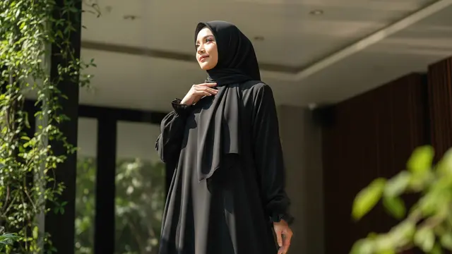 Model Gamis Serba Hitam Tanpa Terlihat Monoton