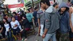 Aksi ini dilakukan sebagai bentuk protes terhadap keputusan Walikota Surabaya yang akan menutup kawasan prostitusi terbesar se Asia Tenggara, (18/6/2014). (AFP PHOTO/Romeo Gacad) 
