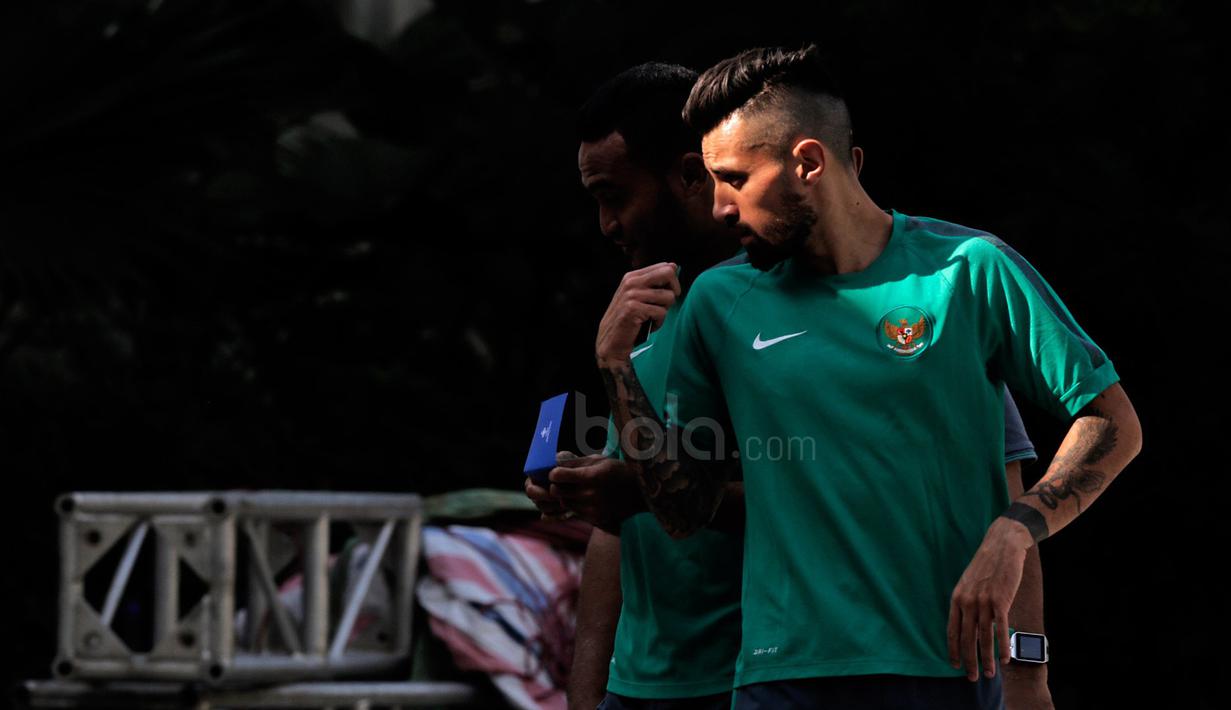 Stefano Lilipaly dan Rizky Pora bersama  pemain Timnas Indonesia melakukan Latihan ringan di Areal Hotel, (07/12/2016). (Bola.com/Peksi Cahyo)