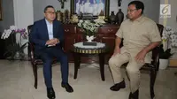 Ketua MPR yang juga Ketua Umum PAN, Zulkifli Hasan (kiri) berbincangKetua Umum Partai Gerindra Prabowo Subianto di Rumah Dinas Ketua MPR, Jakarta, Senin (25/6). Pertemuan kedua tokoh tersebut berlangsung tertutup. (Liputan6.com/Helmi Fithriansyah)
