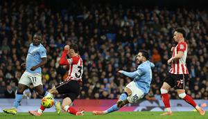 Momen pemain Man City Rayan Cherki melepas tendangan di laga kontra Sunderland pada ajang Liga Inggris. (Darren Staples / AFP)