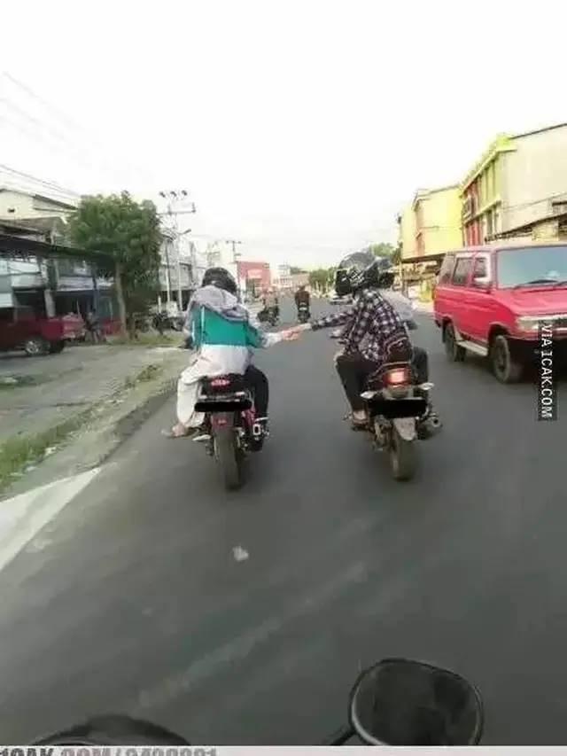 10 Aksi Nyeleneh Orang yang Lagi Pacaran Ini Bikin Geleng Kepala